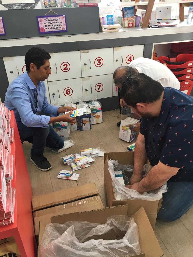 Renzo and store attendants packing bibles and tracts in Lima (photo kindness of Juanka and Renzo)